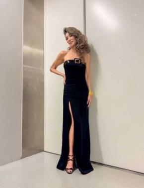 67歳・萬田久子、ミス・ユニバースで圧巻の美デコルテ＆スリット！年齢を感じさせない美脚に「1番綺麗」の声
