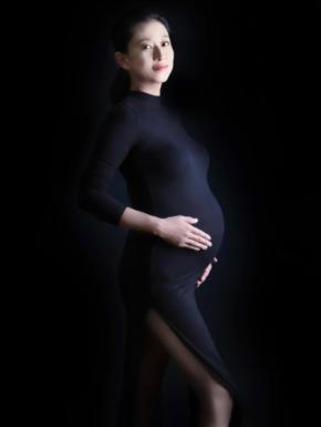 昨年11月に離婚発表の菊川怜、突然のマタニティフォトに「マジで妊娠していたんだ」「って事は離婚するちょっと前までは…」