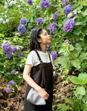 「可愛さは紫陽花越え」當真あみ、紫陽花に囲まれた美しい姿に称賛の声多数
