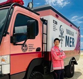 鈴木亮平、『TOKYO MER』南海ミッション公開で“愛車”と記念ショット披露