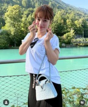 谷まりあ、美しすぎる海外ショット公開　川の色とリンクしたルイ・ヴィトンバッグに注目