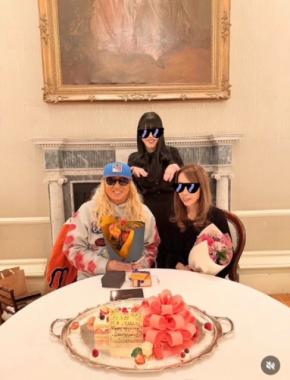 「100万いいねしたい」「理想の家族」DJ KOO、結婚36周年のディナーで娘からサプライズ