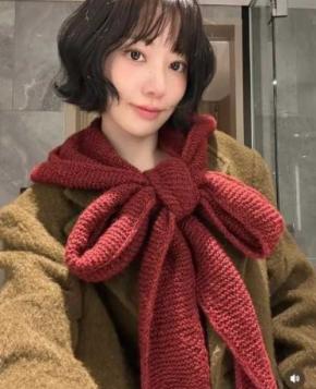 LE SSERAFIM・宮脇咲良、手編みの“特大リボンマフラー”披露に絶賛