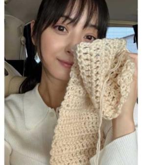 “理想的女性”佐々木希、編み物披露マフラーやバッグ…多才ぶりに絶賛の声