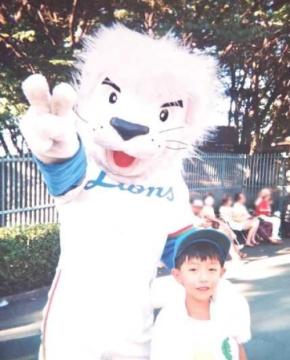 河合郁人、西武ライオンズのレオと並んだ“超お宝ショット”を公開！キャップを被った「郁人少年」の可愛さにファン悶絶