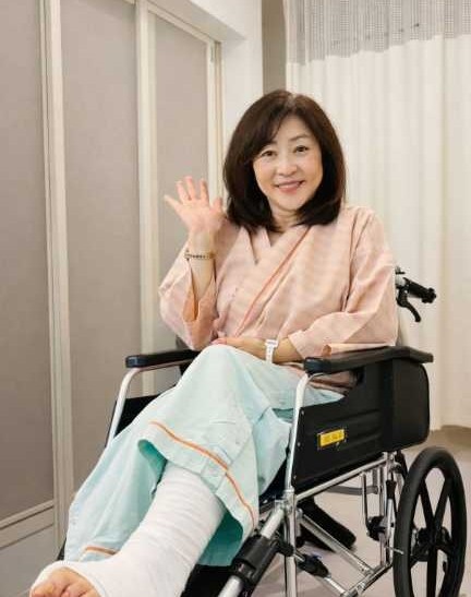 松本明子、驚異の回復力で“予定より早い退院”を報告！車椅子で見せた“笑顔”に「無理しないでー」「ボチボチ頑張って」
