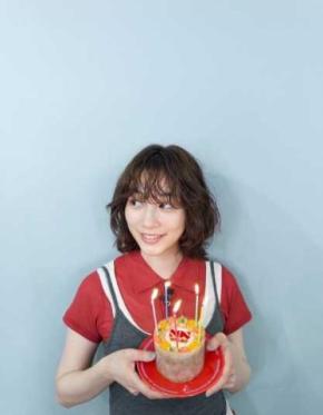 のん、33歳の誕生日を報告 ロゴ入りケーキに笑顔　“進み続ける”と新たな決意