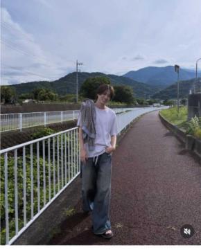 「頭からつま先までかっこいい」寺西拓人が近況ショットを公開 爽やかビジュアルとMVオフショットに反響続々