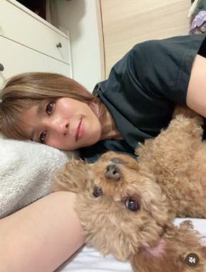 「夜のイチャイチャタイム」吉田沙保里、うっとり顔でベッドに添い寝する密着ショットが話題