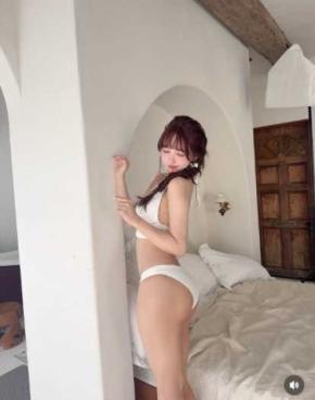 三上悠亜、キュートな水着姿を続々披露　抜群スタイルに「絶対的クイーン」「ナイスバディ」の声