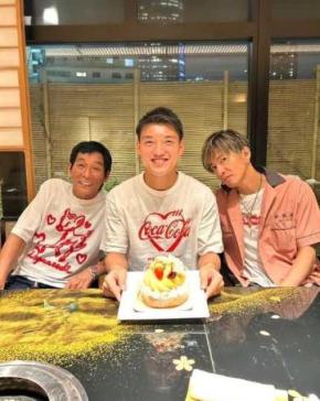 堂安律、さんま＆木村拓哉との夢の3ショットにファン騒然「サッカー界とお笑い界と俳優界のスター」