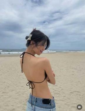 佐藤晴美、ビーチで美背中あらわな夏コーデ披露　抜群スタイルに「憧れる…」「超絶美しい」絶賛の声