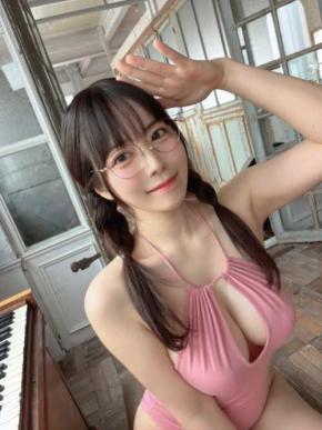 東雲うみ、“うみの日”目前にピンク水着ショット披露　圧巻ボディに「この水着可愛過ぎ」