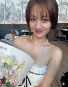 「美しすぎる…」谷まりあ、美デコルテあらわなチューブトップ姿の美貌にファンうっとり「かわいさにメロメロ」