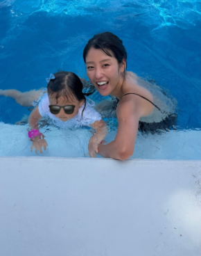岡副麻希、2歳長女とプール満喫の母娘ショットに「可愛い」「めちゃくちゃ楽しそう」