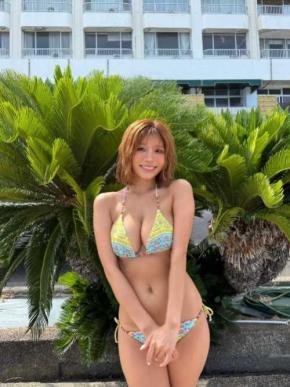 “褐色の女神”葉月あや、夏らしいカラフルビキニ姿でファン魅了「ギャル感たまんねぇ」