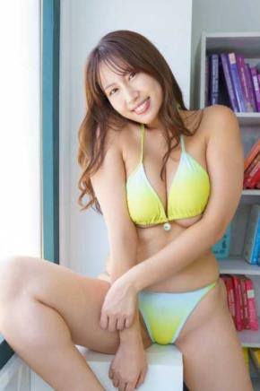 「史上最高の破壊力」「セクシーボディ」爽香、鮮やかビキニ姿でグラマラスボディー披露にファン悶絶