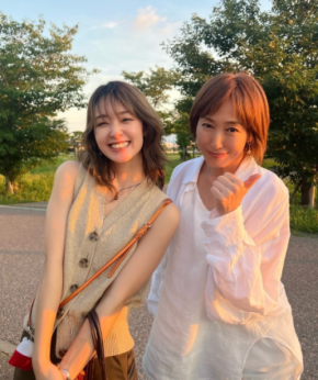 「綺麗な美女が二人も」剛力彩芽＆高島礼子、夕暮れに映える満面スマイル2ショットにファン悶絶