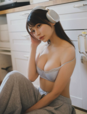 似鳥沙也加、キッチンの床に座り込む無防備カット！淡いブルーのランジェリー姿で魅せる大人の色気にファン悶絶