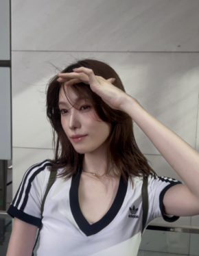 「やばい…めちゃくちゃかわいい」髙橋ひかる、Tシャツから溢れる圧倒的透明感！風になびく髪＆振り返りカットにファン悶絶