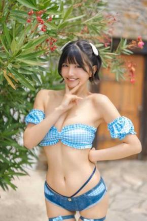 「相変わらず可愛すぎる…」南あみ、チェック水着×ツインテール姿でファン魅了
