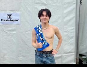 「ありえんかっこいい無理…！」Travis Japan松田元太、サマソニ舞台裏の“上半身裸 shot”でバキバキ肉体美を披露！