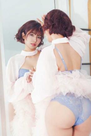 「後ろ姿理想すぎる…」藤井マリー、鏡越しの淡青ランジェリー&ヒップラインでファンを悩殺