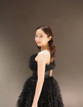 「透明感半端ない」「背中めちゃめちゃかわいい」堀田真由、ボリュームフリルのブラックドレス姿にファン釘付け