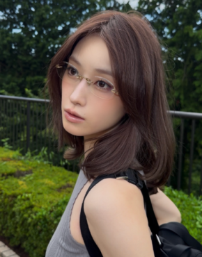 「さすがに綺麗すぎる」髙橋ひかる、メガネ×ノースリーブで魅せる洗練ビジュアル！振り返りショットにファン悶絶