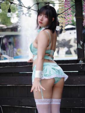 「最高に良い眺めすぎる…！」高峰じゅり、「何を見ていますか？」魅惑の問いかけ美尻ショットにファン大興奮「朝から元気出た」「おしりが美しすぎる」
