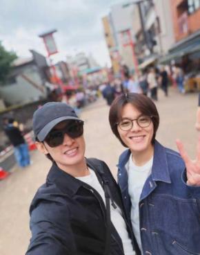 「付き合いたてカップル…」向井康二、極秘（？）の浅草デートSHOT投下“彼氏と彼女にしか見えない”密着ショット公開でファン騒然