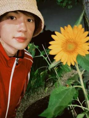 少年感がすごすぎて可愛すぎる…！」佐野勇斗、赤ジャージ姿でカブトムシ捕獲ショット公開にファン悶絶「メロいところでキュン死」