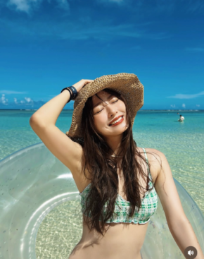 内田理央、透き通る海をバックに引き締まった美ウエスト披露！開放感あふれるビキニ姿に「色っぽ！」「眩しい」