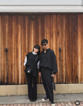 松田翔太、サングラス×ブラックコーデで魅せる夫婦ショットにファンうっとり「ご夫婦素敵」「眼福」