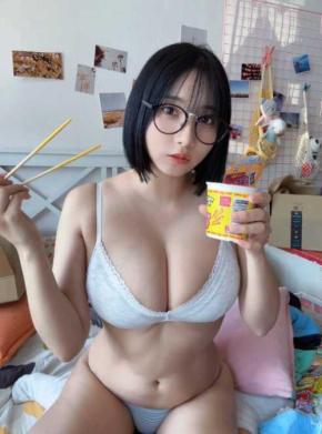 【現役薬剤師のリアルギャップ】三橋くん、ベッドの上で魅せた圧巻のメリハリボディ！メガネ×ランジェリー姿に視線釘付け