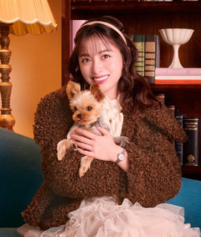 橋本環奈、愛犬・ピノと“家族共演”！抱っこショットに「2人とも可愛すぎる」と反響