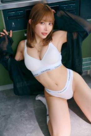 りなしぃ、白下着×黒シャツで魅せるヘルシーな色気！スラリ伸びる美脚と美ボディに絶賛の声「可愛さと美しさ最高だ」