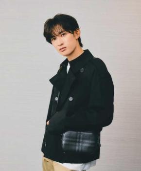 「ショート丈トレンチの着こなしが神！」向井康二、Burberryアンバサダーとして初の渡英を報告「スタイル抜群でホンマに満点…！」と絶賛の嵐