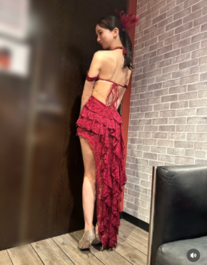 「ナイスボディー」「セクシーすぎる」芹那、大胆な背中見せ×美脚際立つ赤のドレス姿でファン魅了