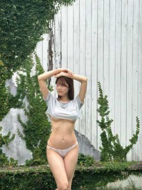 「えちえちすぎる…!」現役看護師・桃里れあ、シャツをたくし上げ…下乳あらわな無防備ショットにファン悶絶