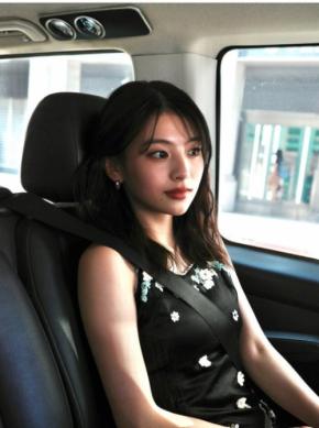 「えぐい可愛すぎる…!」「圧倒的美貌」出口夏希、大人の魅力溢れる黒ドレスにファン大興奮