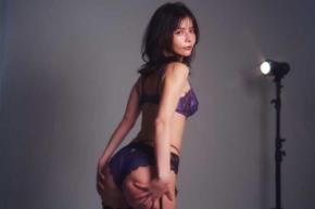 “令和のM字クイーン”紅羽祐美、丸みのある美ヒップを鷲掴み！セクシーなランジェリー姿でファン魅了