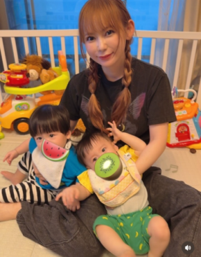 「まるで悟天とトランクス」中川翔子、1歳直前の双子との愛あふれる日常ショットにファンほっこり