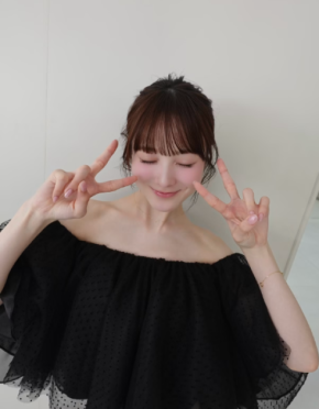 「笑顔が素敵すぎる！」本田紗来、透け感あふれる“黒のオフショルコーデ”で美デコルテ披露　19歳の“大人びた表情”に反響