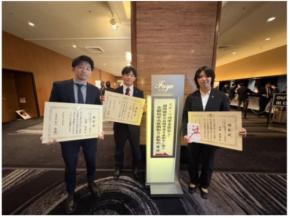 レスリング部の前田監督、青柳選手、石井選手が、 文部科学大臣表彰を受賞しました
