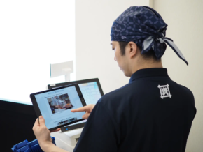 関東でも話題！行列のできる資さんうどんが導入した「動画マニュアル」とは？