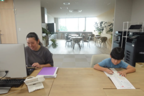「ママが仕事してる姿、かっこよかった！」夏休みの預け先に悩む家庭へ、“子連れ出勤”という解決策