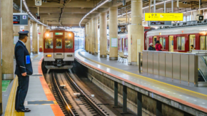 【駅構内にAIアート誕生!】神戸電鉄 谷上駅&有馬温泉駅に空間に合わせた絵画を生成・設置