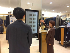 「洋服の青山」が独自OMOシステム『デジラボ』を全店導入 ～ネットとリアルを融合した購買体験を提供