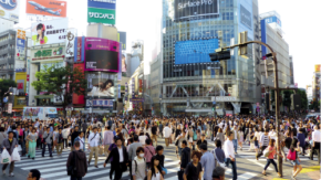 渋谷ど真ん中で“10分”見せる!ショート映画連動で注視と接触時間を最大化